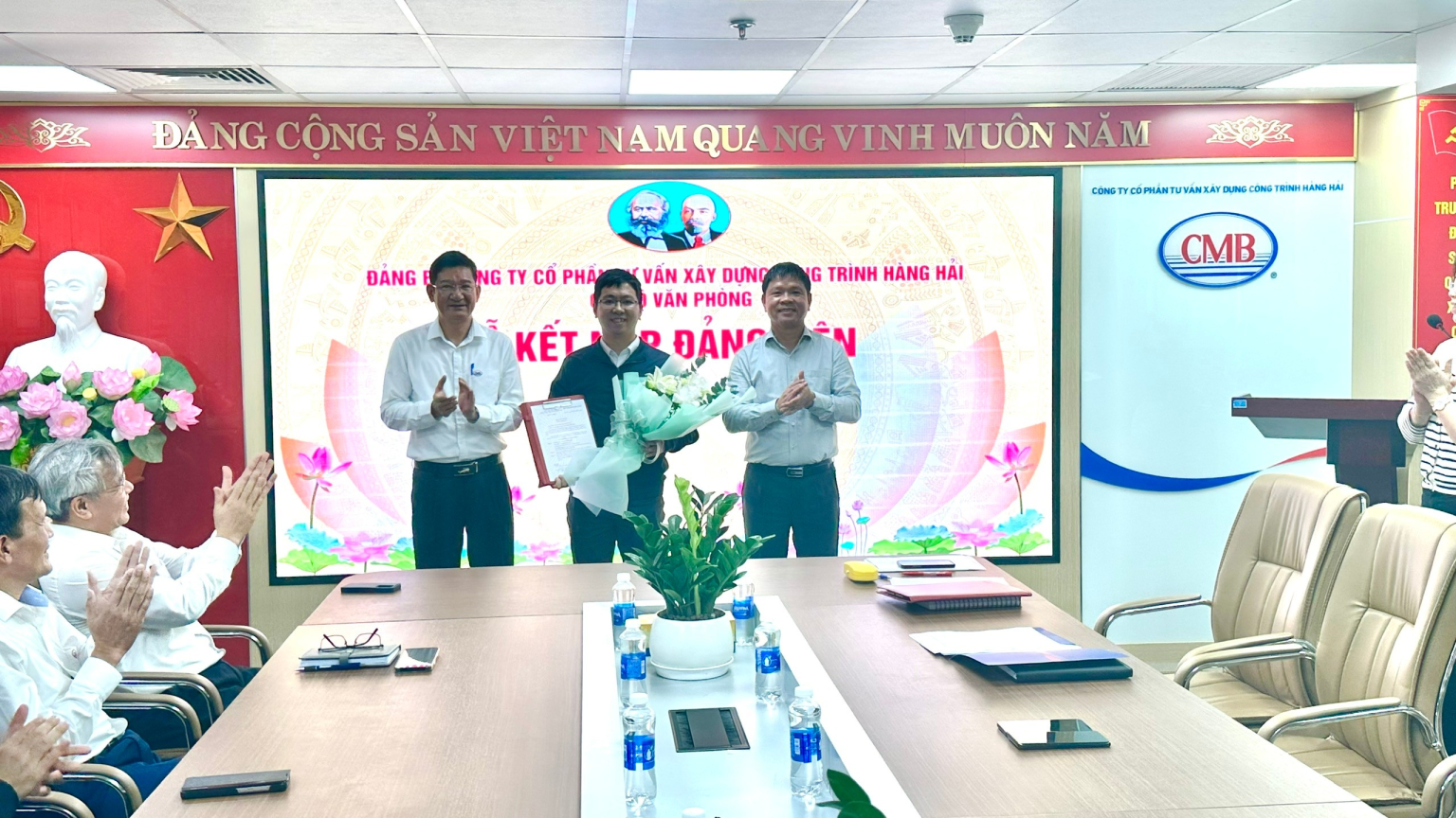 LỄ KẾT NẠP ĐẢNG VIÊN MỚI VÀ CÔNG BỐ QUYẾT ĐỊNH CÔNG NHẬN ĐẢNG VIÊN CHÍNH THỨC