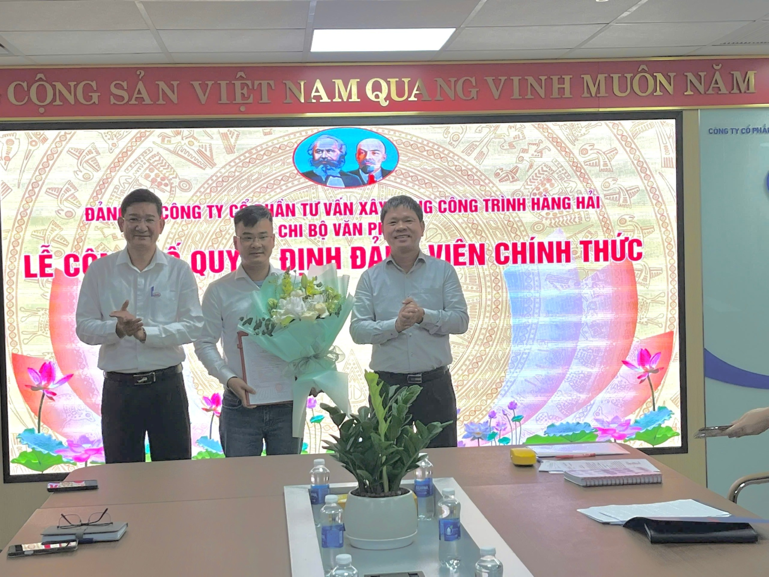 LỄ KẾT NẠP ĐẢNG VIÊN MỚI VÀ CÔNG BỐ QUYẾT ĐỊNH CÔNG NHẬN ĐẢNG VIÊN CHÍNH THỨC