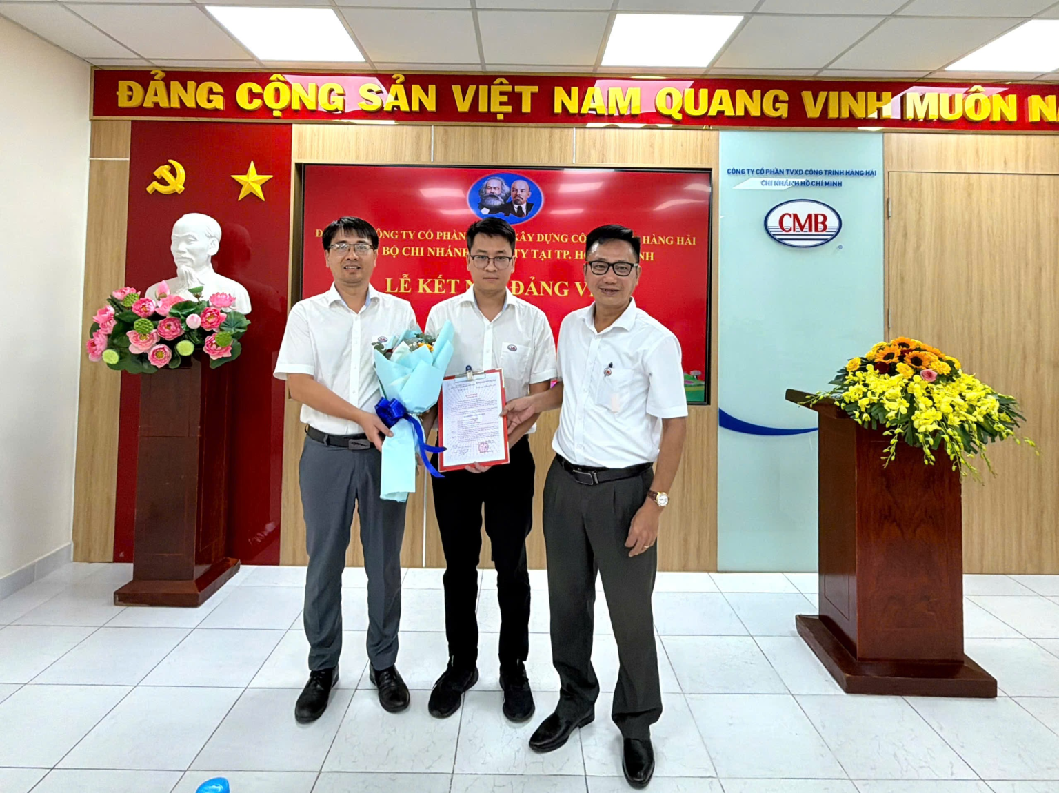 LỄ KẾT NẠP ĐẢNG VIÊN MỚI VÀ CÔNG BỐ QUYẾT ĐỊNH CÔNG NHẬN ĐẢNG VIÊN CHÍNH THỨC