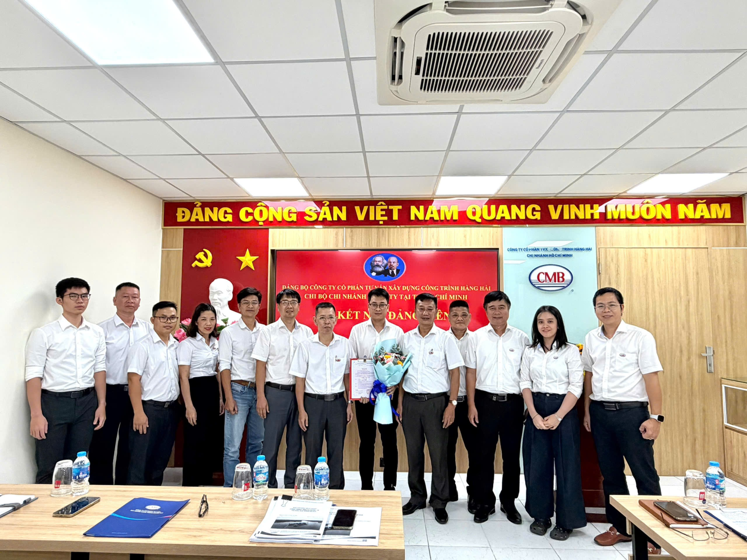 LỄ KẾT NẠP ĐẢNG VIÊN MỚI VÀ CÔNG BỐ QUYẾT ĐỊNH CÔNG NHẬN ĐẢNG VIÊN CHÍNH THỨC