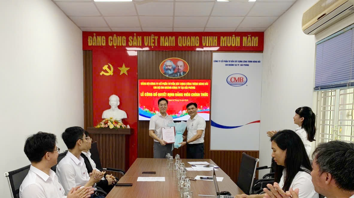 LỄ KẾT NẠP ĐẢNG VIÊN MỚI VÀ CÔNG BỐ QUYẾT ĐỊNH CÔNG NHẬN ĐẢNG VIÊN CHÍNH THỨC